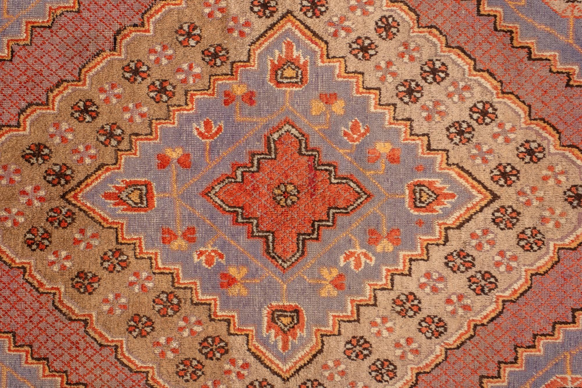 Annodato a mano Antico tappeto Khotan del Turkestan orientale con morbidi medaglioni in lavanda e terracotta in vendita