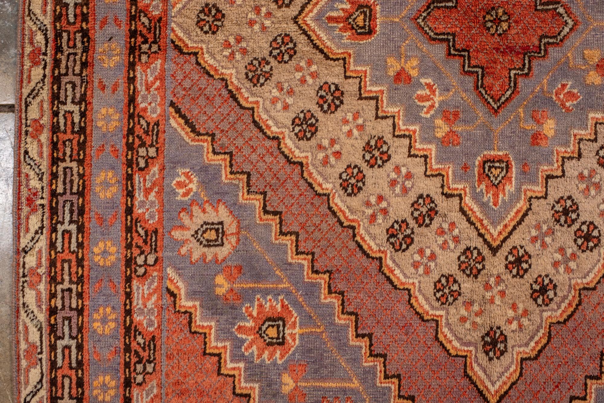 Antico tappeto Khotan del Turkestan orientale con morbidi medaglioni in lavanda e terracotta In condizioni buone in vendita a New York, NY