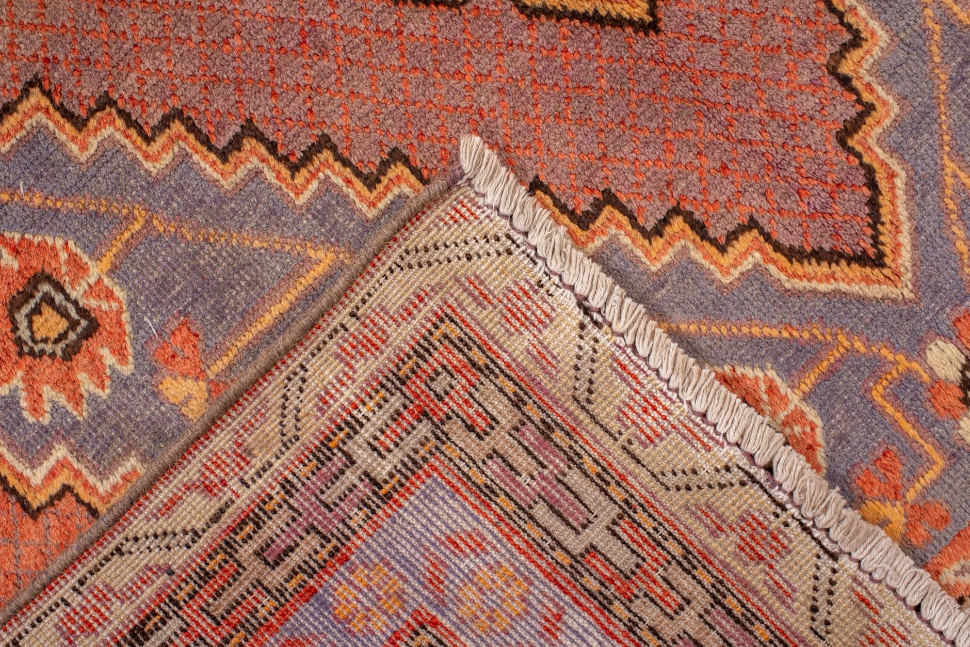 XX secolo Antico tappeto Khotan del Turkestan orientale con morbidi medaglioni in lavanda e terracotta in vendita