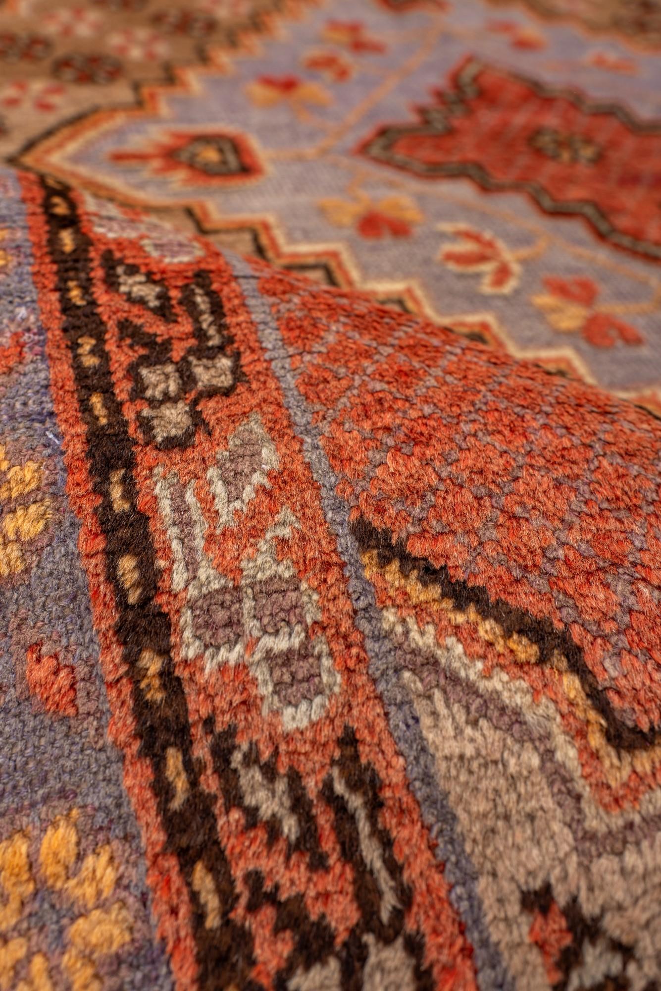 Lana Antico tappeto Khotan del Turkestan orientale con morbidi medaglioni in lavanda e terracotta in vendita