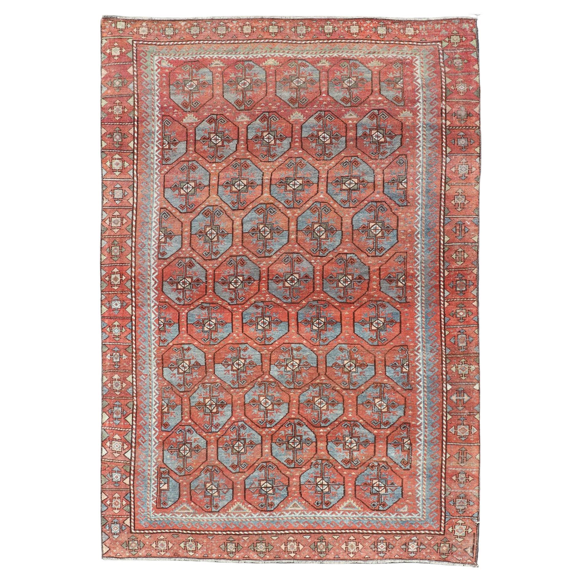 Ancien tapis Belouch de Turquie orientale avec un riche motif de treillis rouge