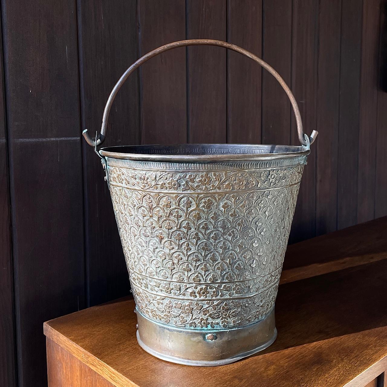 Anglo-indien Seau à cendres pour cheminée en cuivre ancien de l'est Craft Moorish Design en vente