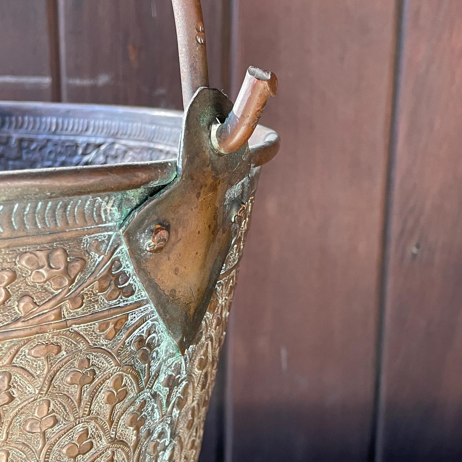 Fait main Seau à cendres pour cheminée en cuivre ancien de l'est Craft Moorish Design en vente