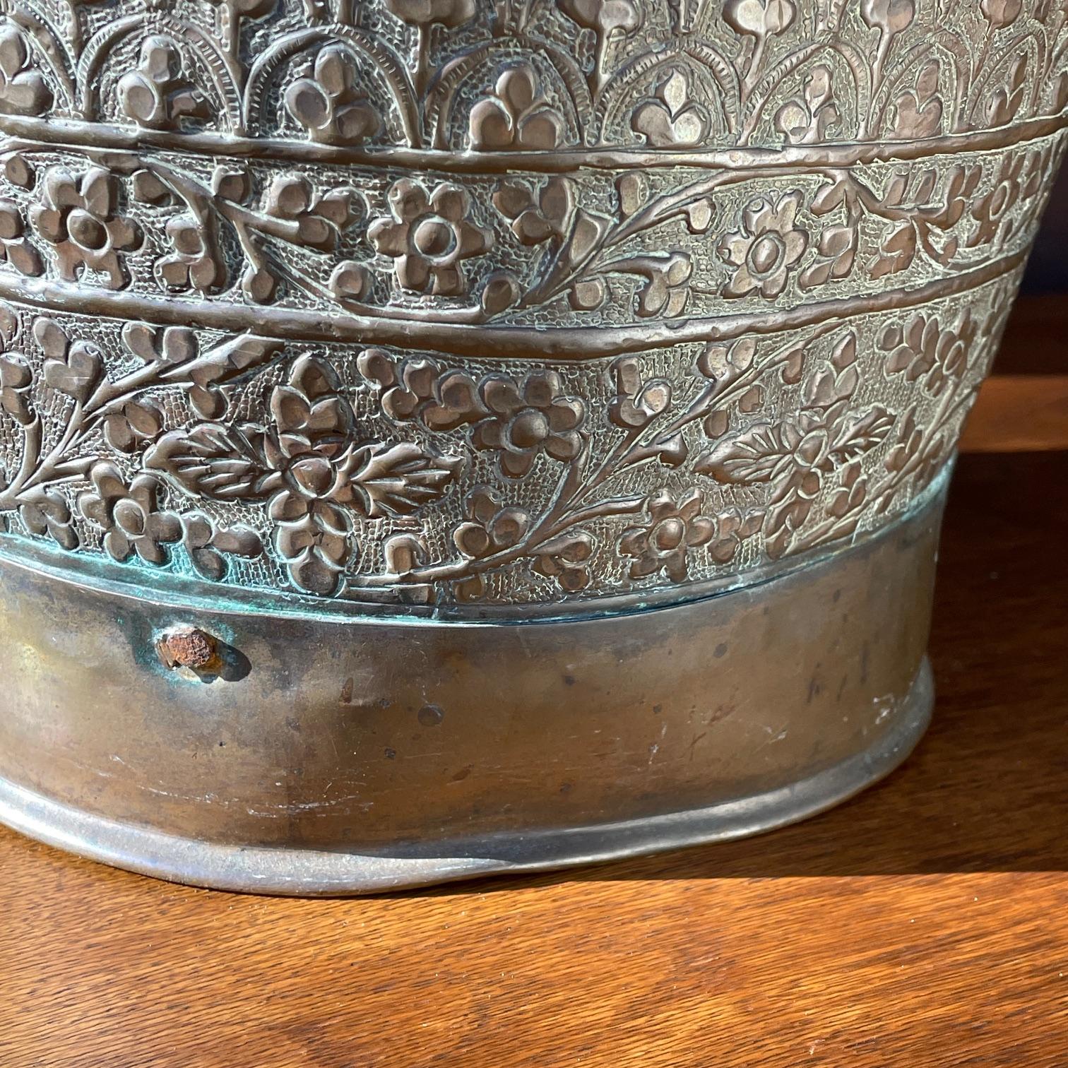 Seau à cendres pour cheminée en cuivre ancien de l'est Craft Moorish Design État moyen - En vente à Hyattsville, MD