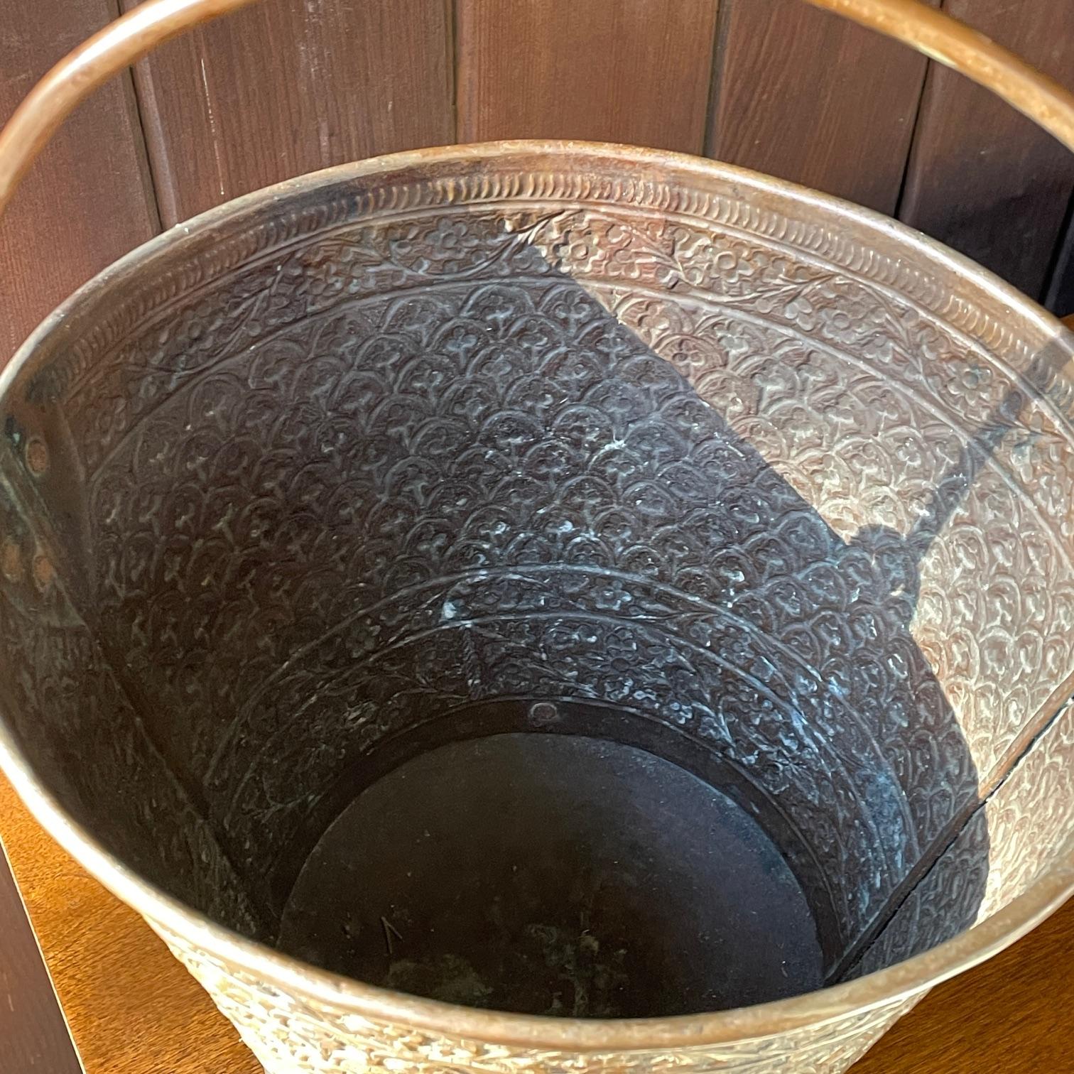20ième siècle Seau à cendres pour cheminée en cuivre ancien de l'est Craft Moorish Design en vente