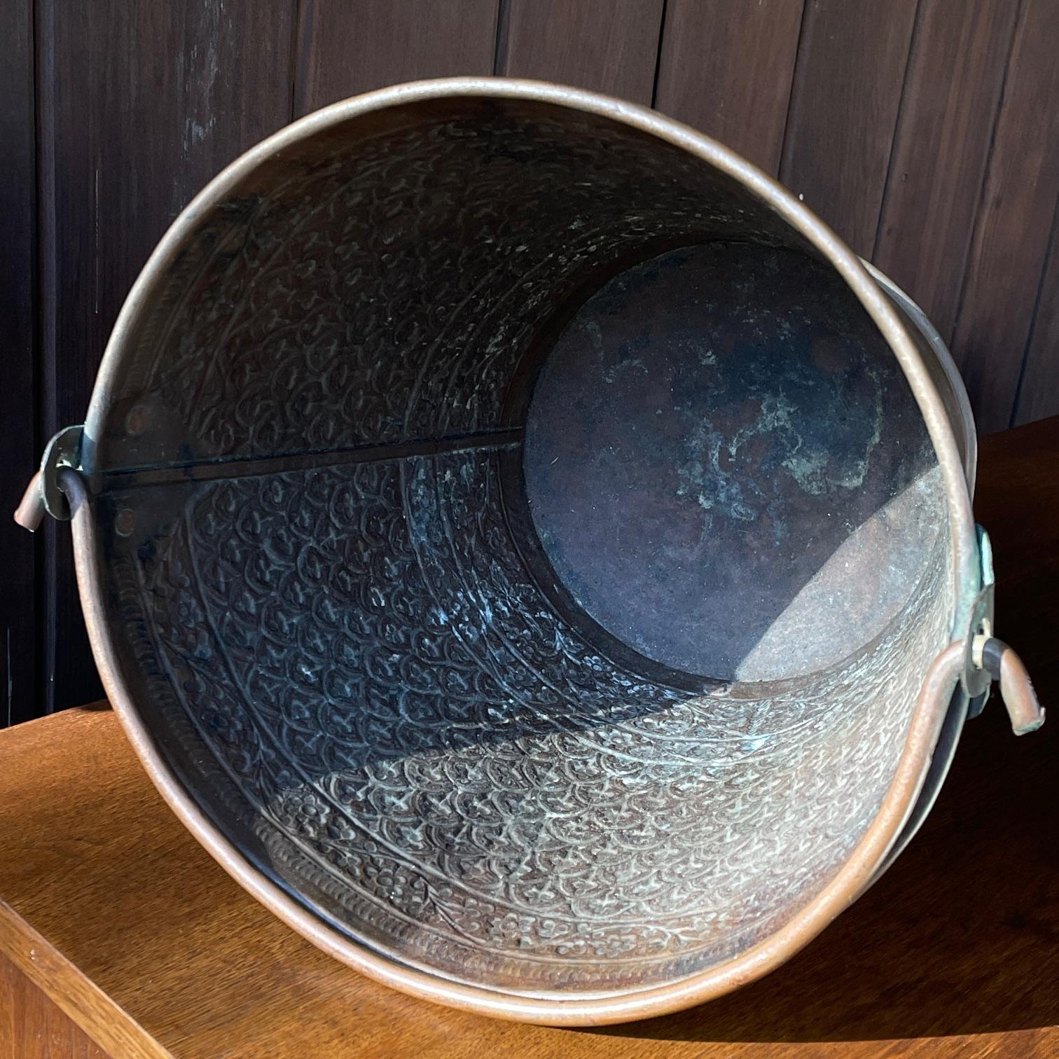 Seau à cendres pour cheminée en cuivre ancien de l'est Craft Moorish Design en vente 1