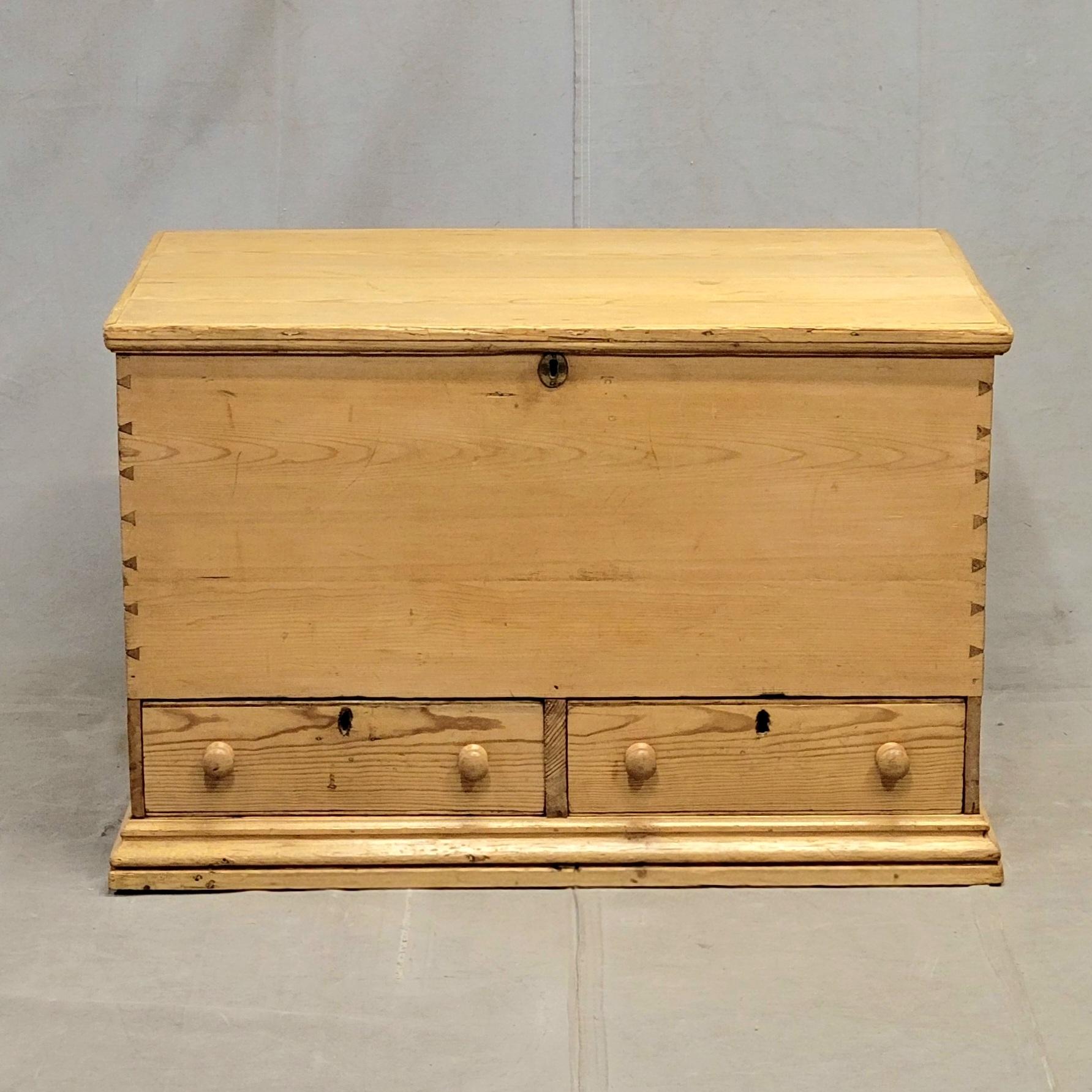 Eine charmante und funktionelle antike CIRCA 1900 osteuropäischen natürlichen Kiefer Decke Brust. An den Ecken ist eine schöne Schwalbenschwanzkonstruktion zu sehen. Zwei Schubladen mit alten Knöpfen am Boden der Kommode bieten Stauraum, ohne dass