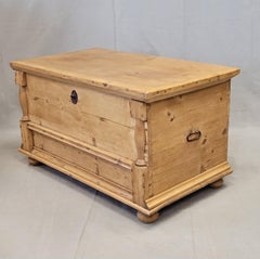 Antico cassettone in pino cerato dell'Europa orientale