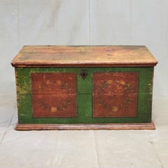 Antico cassettone in pino dell'Europa orientale con vernice originale
