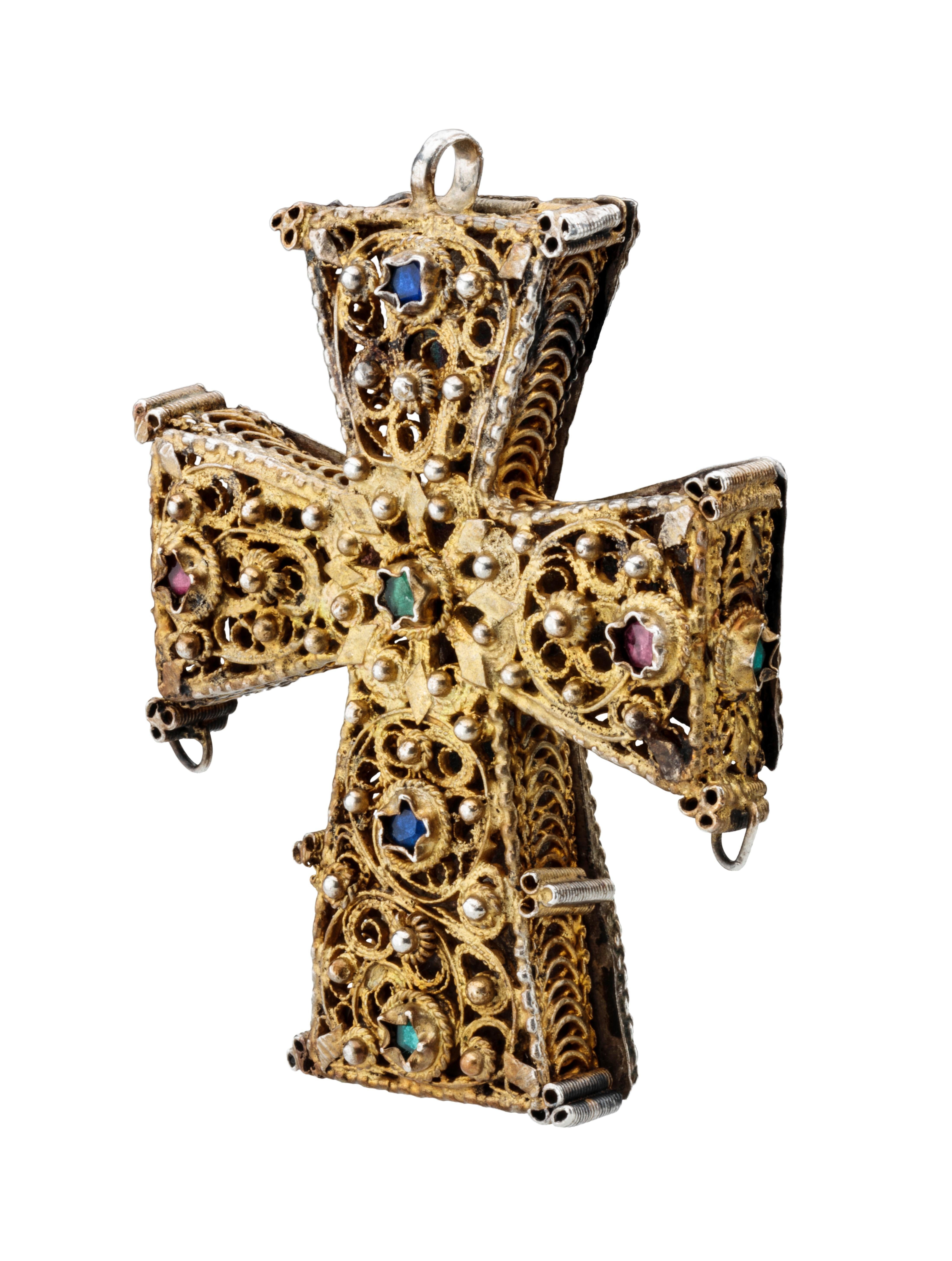 Pendentif croix ancienne en argent d'Europe de l'Est Bon état - En vente à Chicago, IL