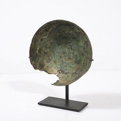 Antike, patinierte Kupferschale aus dem östlichen Mittelmeerraum auf einem Museumsständer
