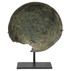 Antike, patinierte Kupferschale aus dem östlichen Mittelmeerraum auf einem Museumsständer