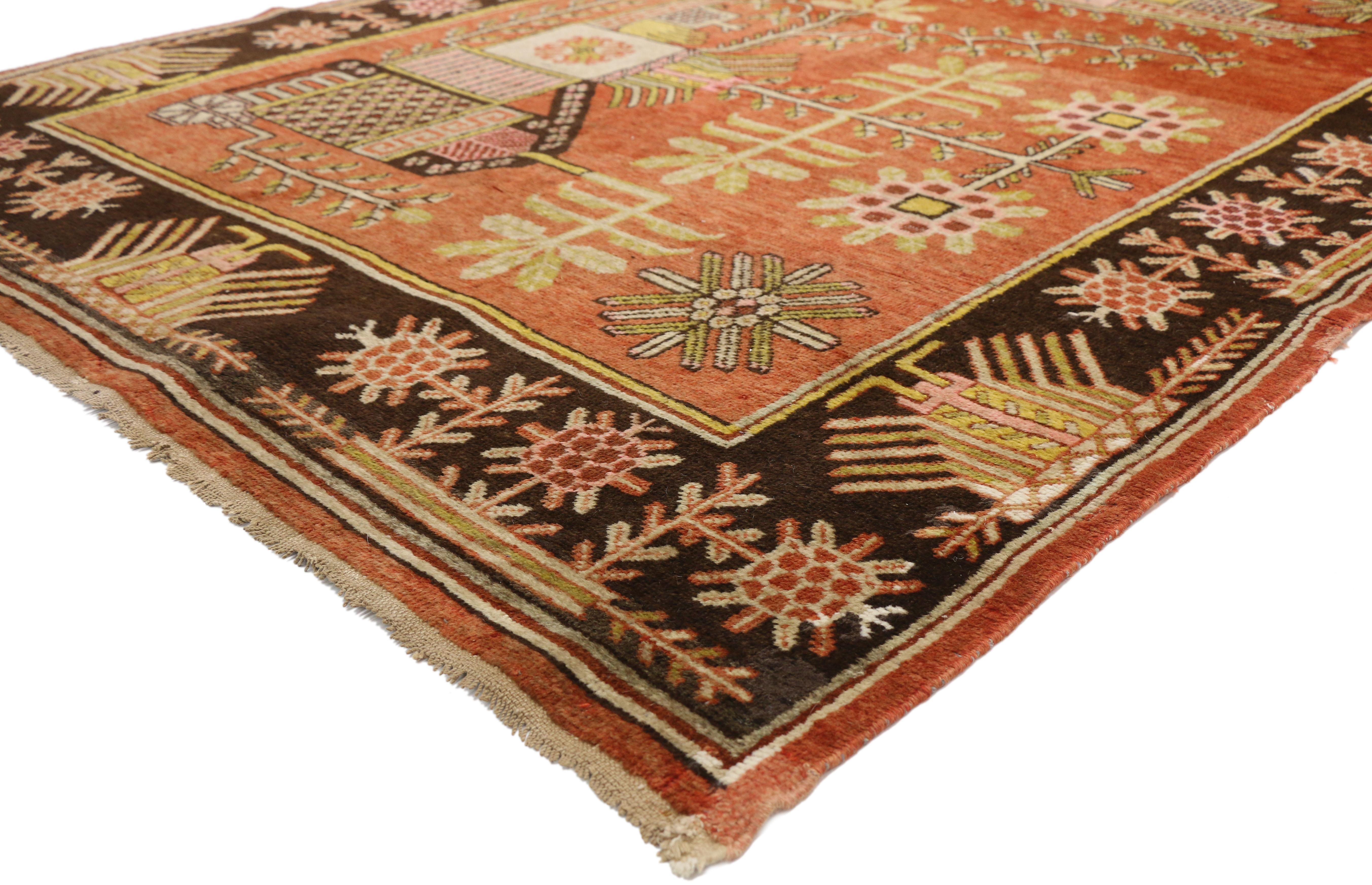 77325 antiker Ostturkestan-Khotan-Teppich im eklektischen nordwestlichen Stil. Dieser antike Khotan-Teppich aus handgeknüpfter Wolle aus Ostturkestan zeigt ein malerisches Muster aus blühenden Vasen im chinesischen Stil, die auf einem abgewetzten