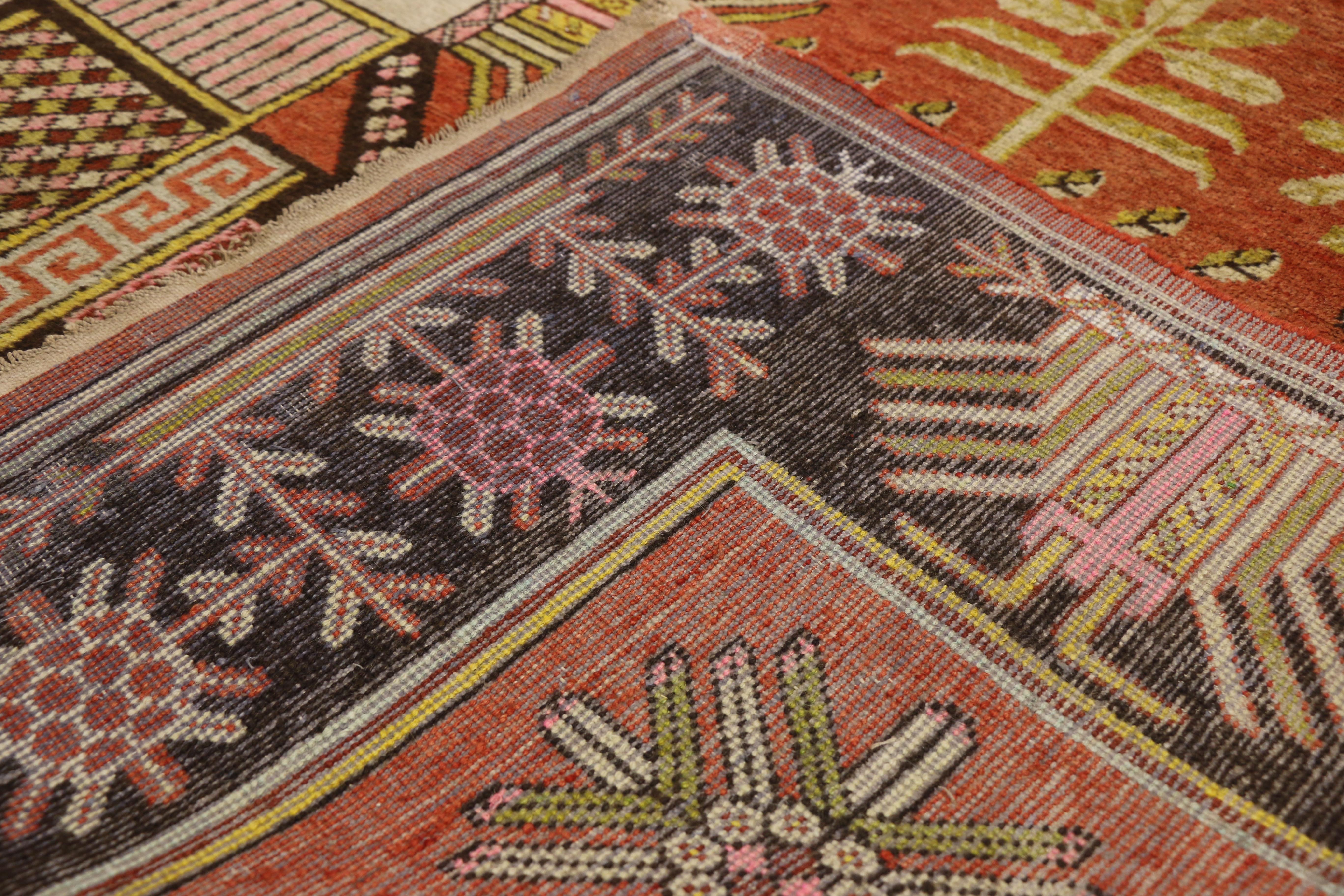 Antiker malerischer Khotan-Teppich aus Ostturkestan im eklektischen nordwestlichen Stil im Zustand „Gut“ im Angebot in Dallas, TX