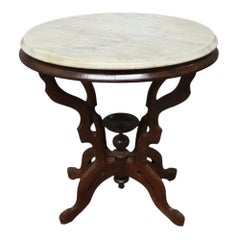 Table ovale ancienne de style Eastlake, en noyer sculpté avec plateau en marbre, non signée, vers 1890