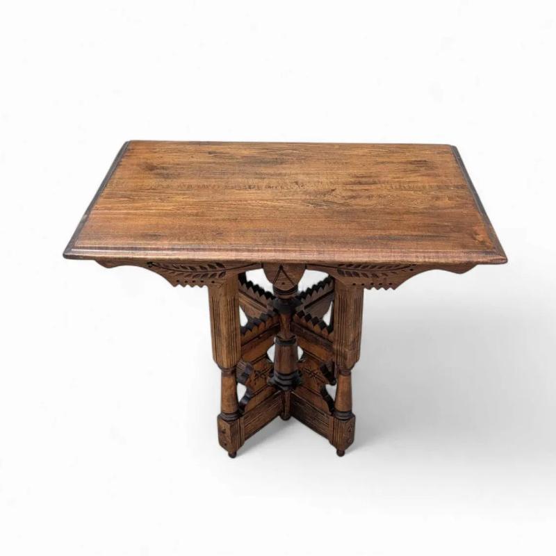 Table d'appoint ancienne en noyer sculpté Eastlake, table d'appoint victorienne en vente 5