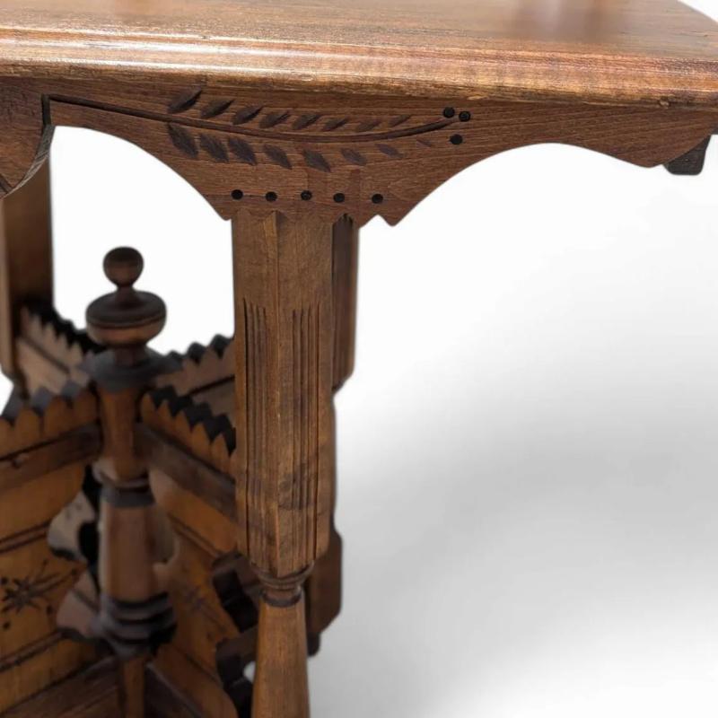 Noyer Table d'appoint ancienne en noyer sculpté Eastlake, table d'appoint victorienne en vente