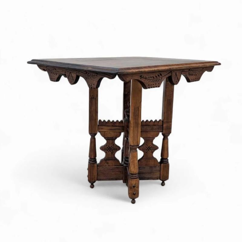Table d'appoint ancienne en noyer sculpté Eastlake, table d'appoint victorienne en vente 3