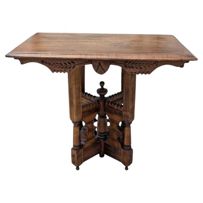 Table d'appoint ancienne en noyer sculpté Eastlake, table d'appoint victorienne