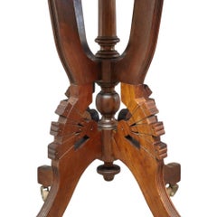 Mesa antigua de estilo Eastlake, de nogal tallado y con tablero cuadrado de mármol, de alrededor de 1890