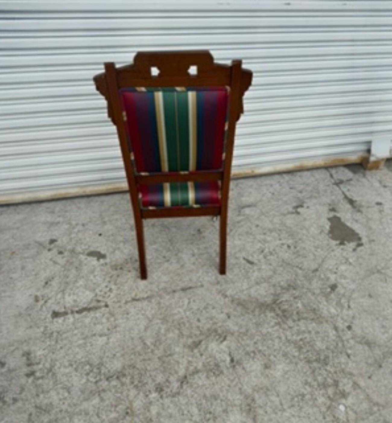 Chaise ancienne Eastlake avec roulettes sur les pieds avant Bon état - En vente à Pasadena, TX
