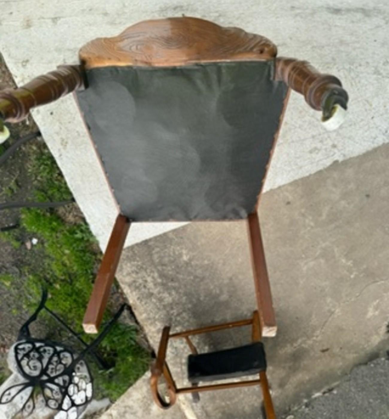20ième siècle Chaise ancienne Eastlake avec roulettes sur les pieds avant en vente