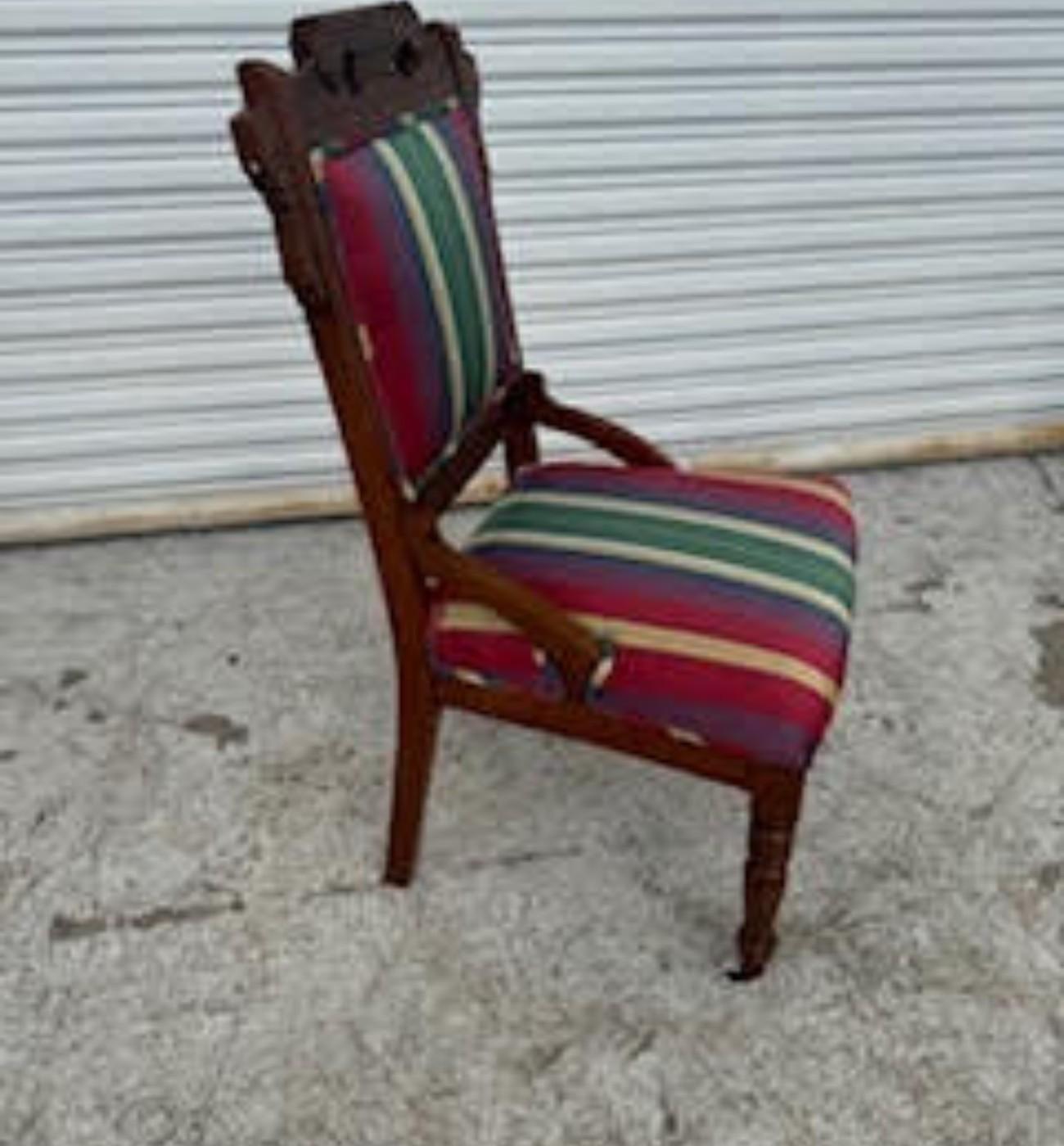 Bois Chaise ancienne Eastlake avec roulettes sur les pieds avant en vente
