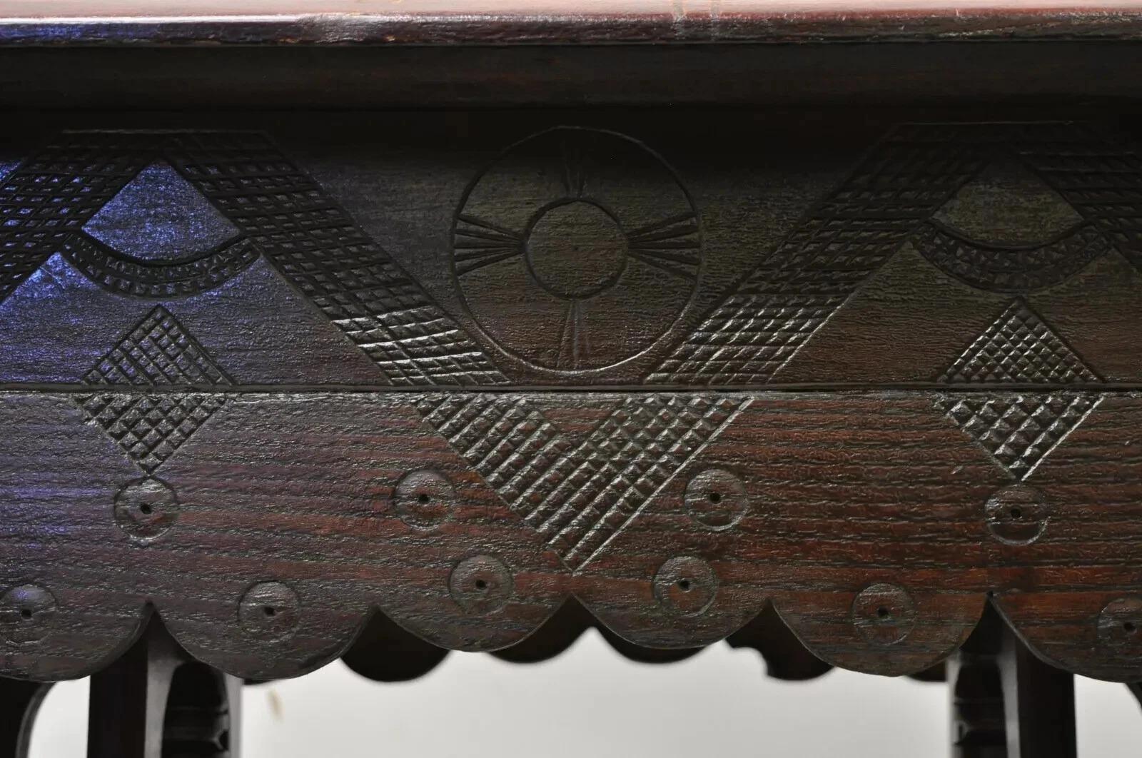Ancienne table de salon à 6 pieds en noyer sculpté Eastlake Victorian Aesthetic Movement en vente 3