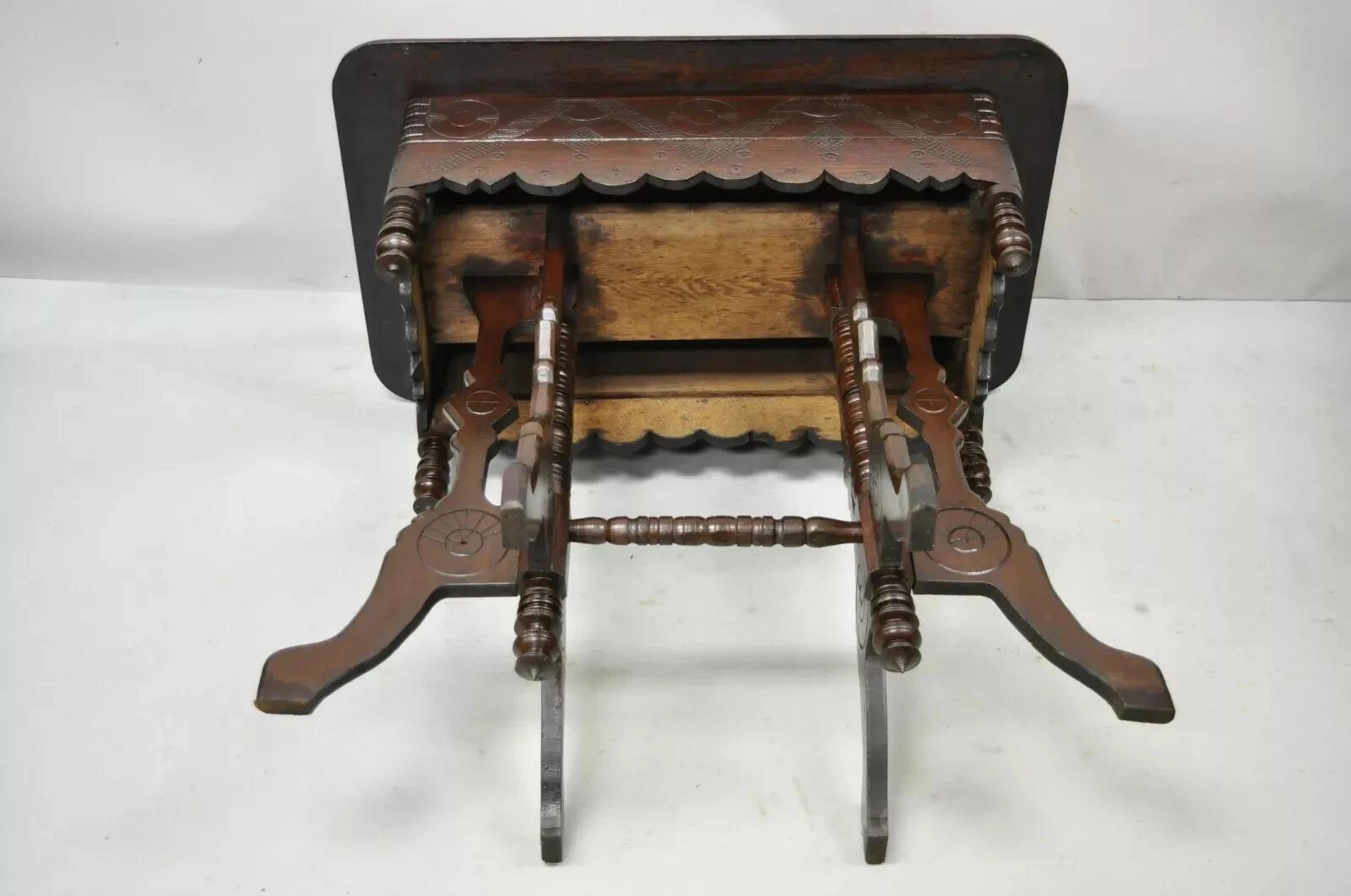 Ancienne table de salon à 6 pieds en noyer sculpté Eastlake Victorian Aesthetic Movement en vente 4