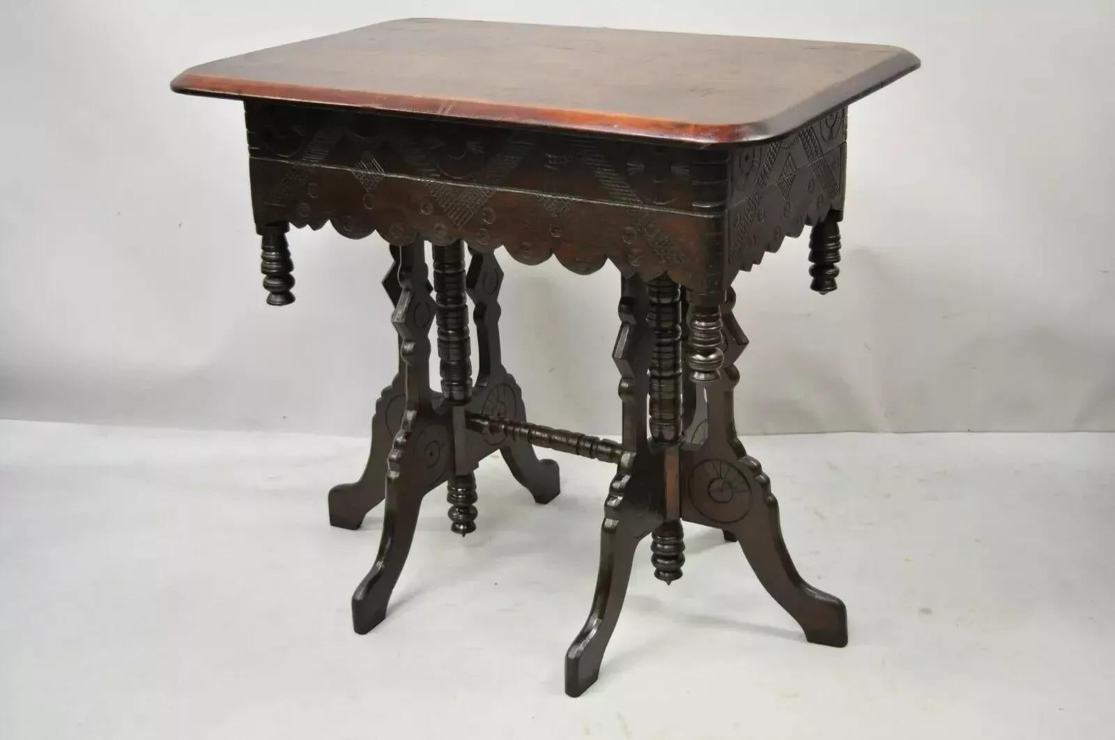 Ancienne table de salon à 6 pieds en noyer sculpté Eastlake Victorian Aesthetic Movement. L'objet comporte 6 pieds, des fleurons sculptés, une construction en bois massif, un beau grain de bois, des détails joliment sculptés, un très bel objet