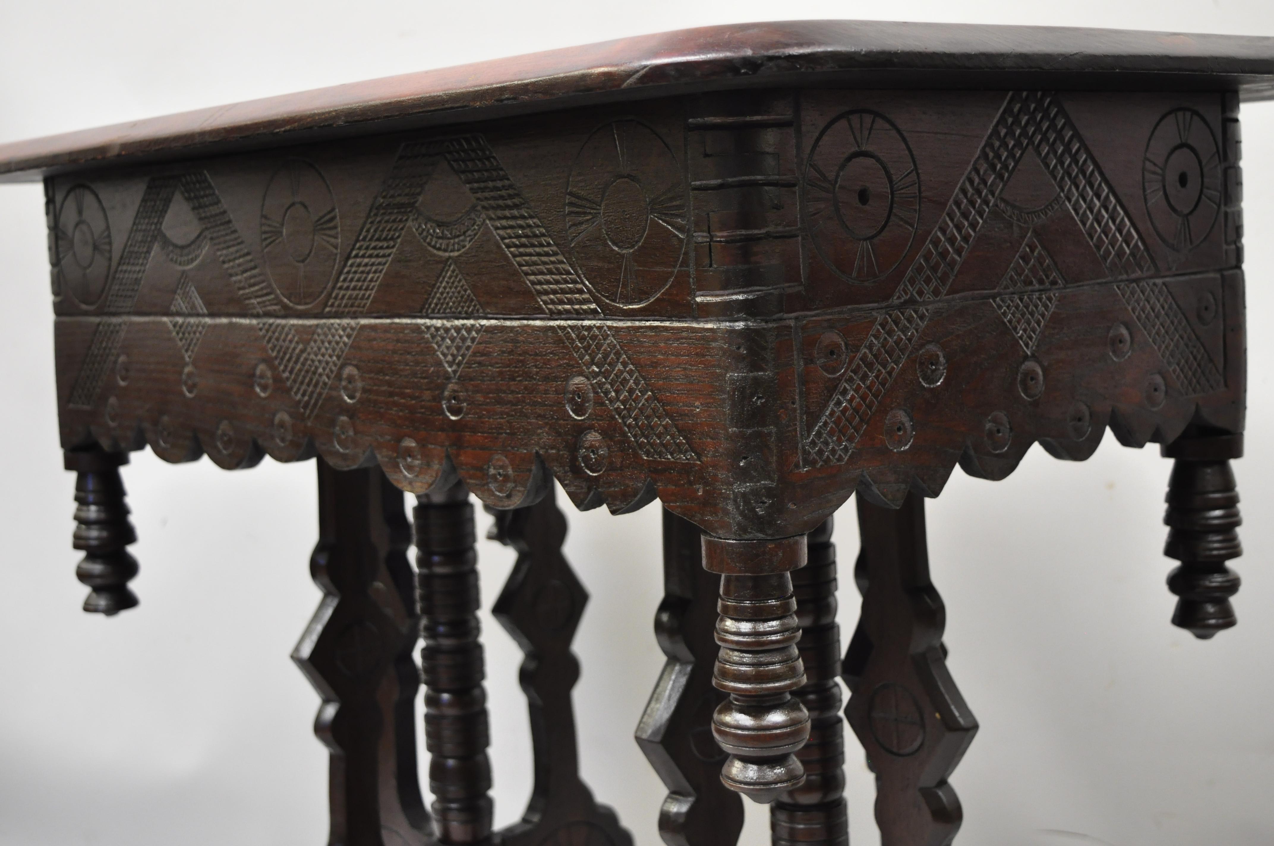 Mouvement esthétique Ancienne table de salon à 6 pieds en noyer sculpté Eastlake Victorian Aesthetic Movement en vente