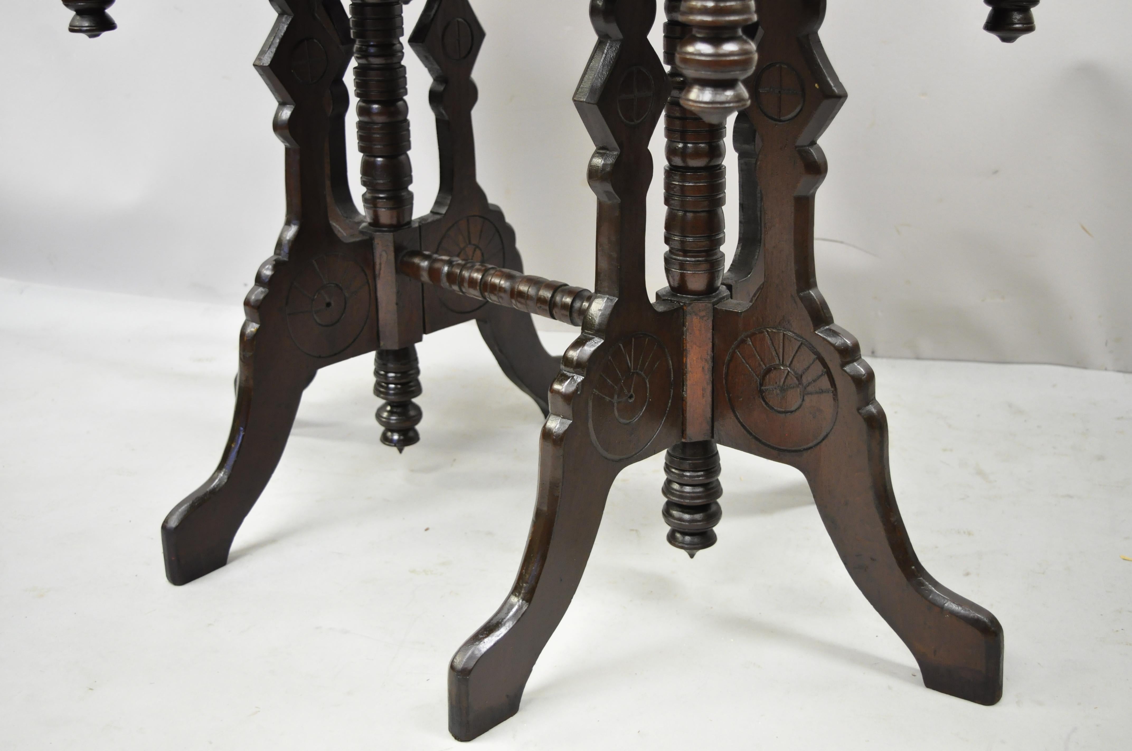 Nord-américain Ancienne table de salon à 6 pieds en noyer sculpté Eastlake Victorian Aesthetic Movement en vente