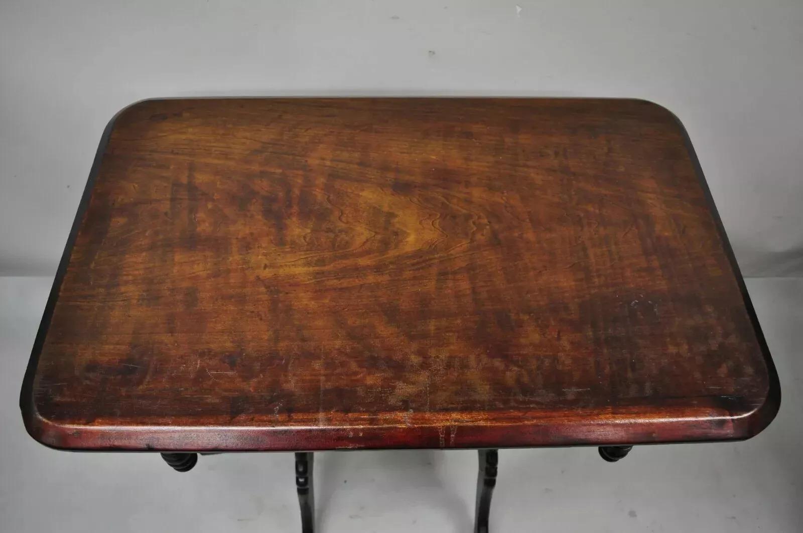 Ancienne table de salon à 6 pieds en noyer sculpté Eastlake Victorian Aesthetic Movement Bon état - En vente à Philadelphia, PA