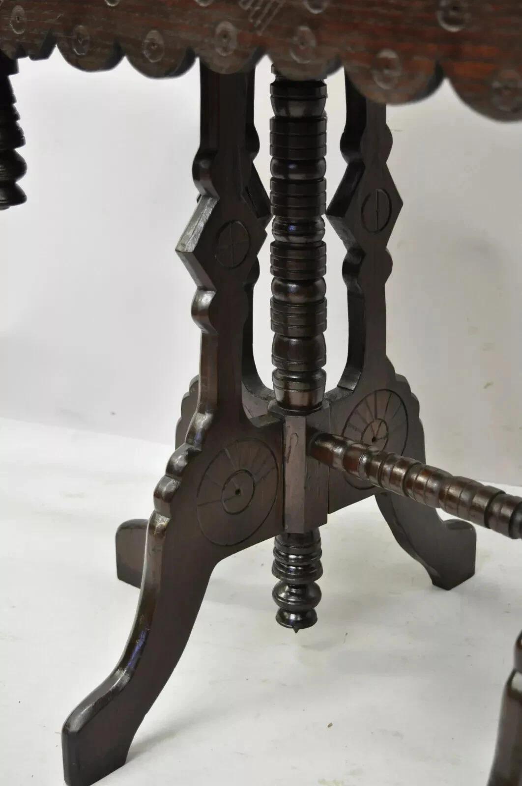 Ancienne table de salon à 6 pieds en noyer sculpté Eastlake Victorian Aesthetic Movement en vente 1