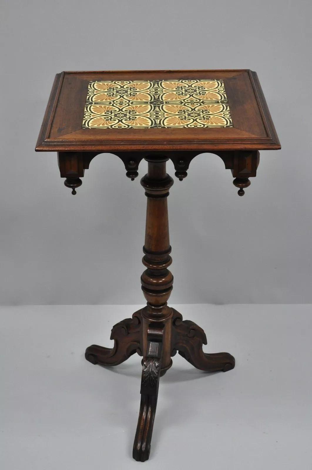 Table d'appoint à piédestal en noyer avec plateau en tuiles, ancienne Eastlake Victorian Arts & Crafts en vente 3