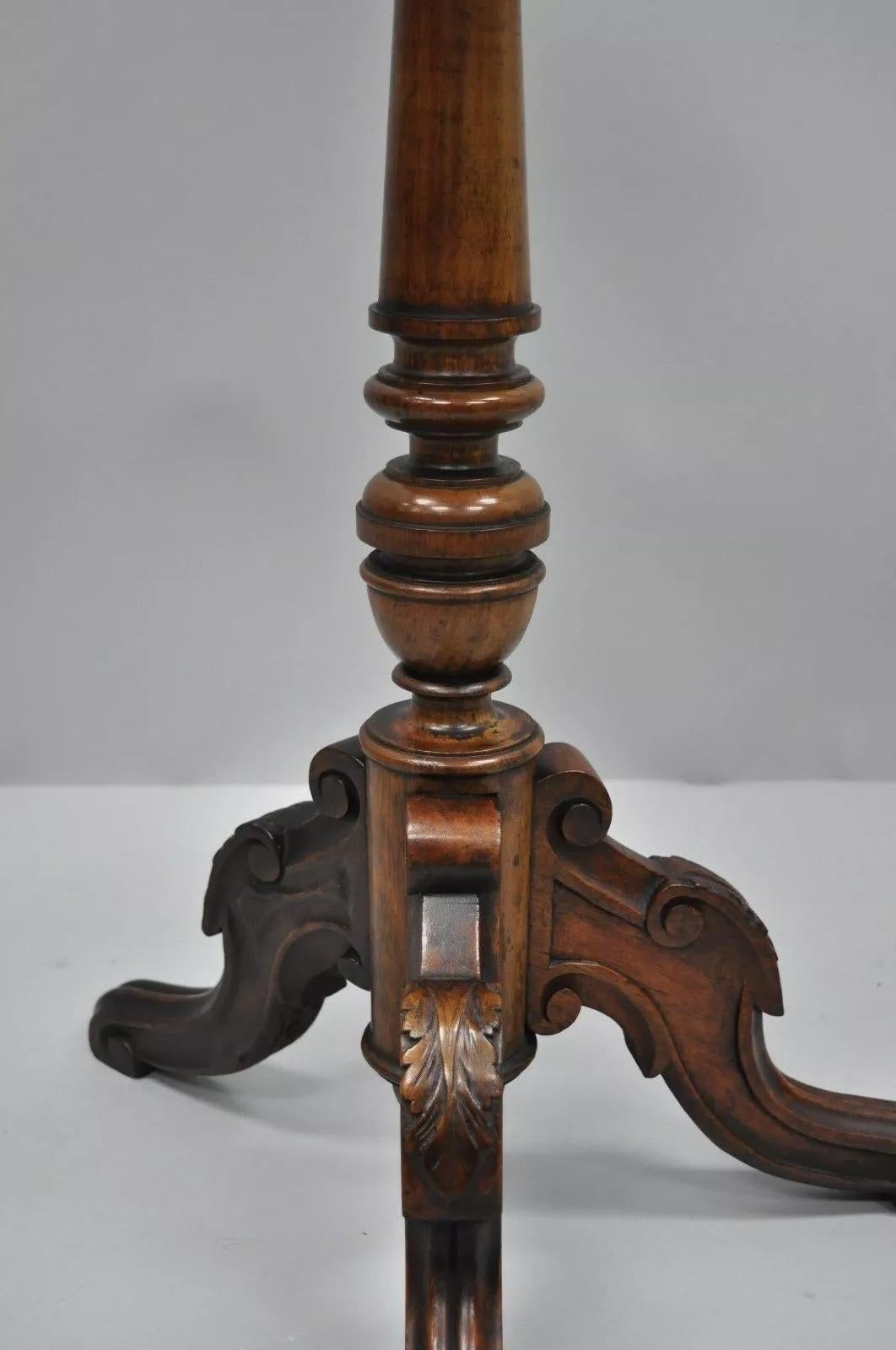 Table d'appoint à piédestal en noyer avec plateau en tuiles, ancienne Eastlake Victorian Arts & Crafts en vente 4