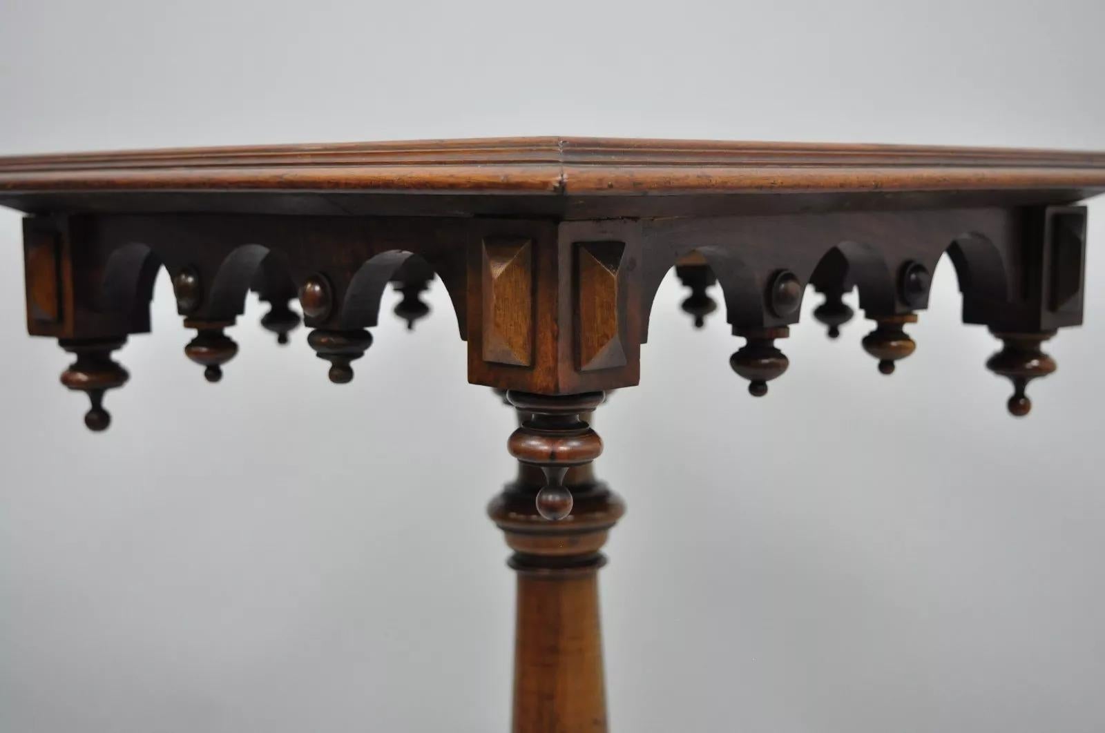 Table d'appoint à piédestal en noyer avec plateau en tuiles, ancienne Eastlake Victorian Arts & Crafts en vente 5
