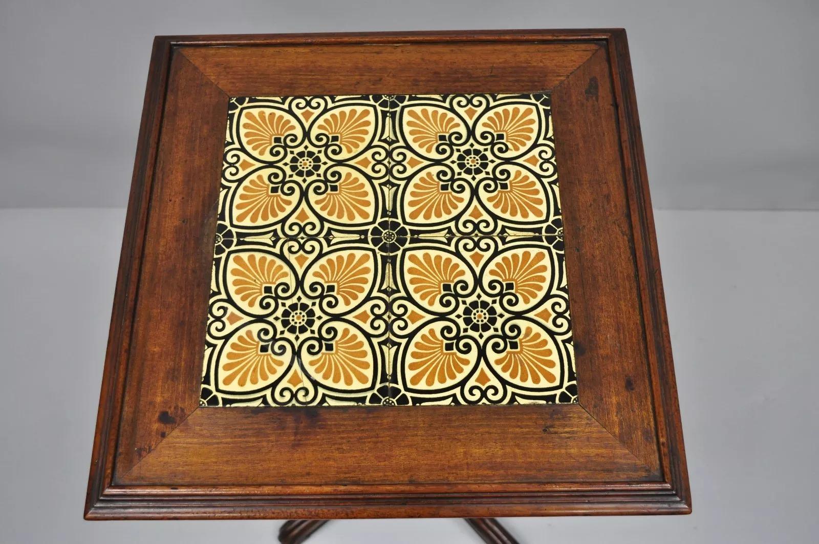 Table d'appoint victorienne Arts & Crafts en noyer avec plateau en carreaux et base à piédestal. L'article comprend (4) carreaux de céramique de 6
