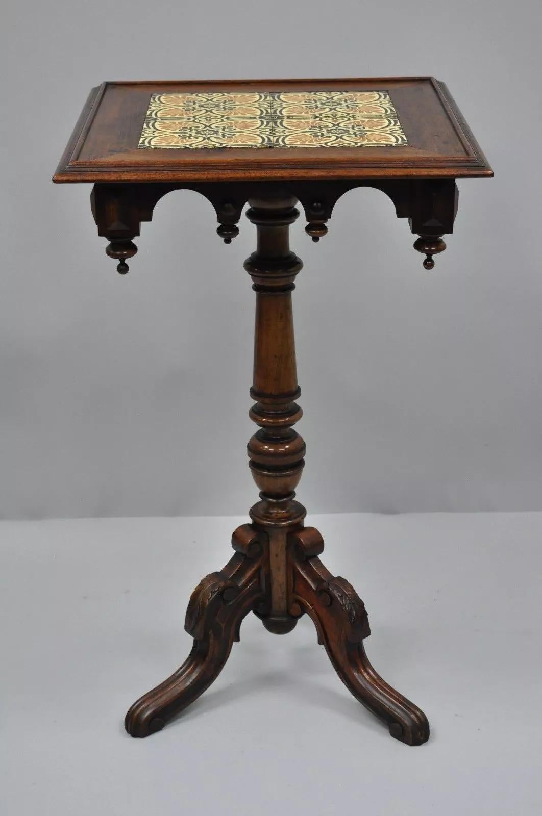 Arts and Crafts Table d'appoint à piédestal en noyer avec plateau en tuiles, ancienne Eastlake Victorian Arts & Crafts en vente