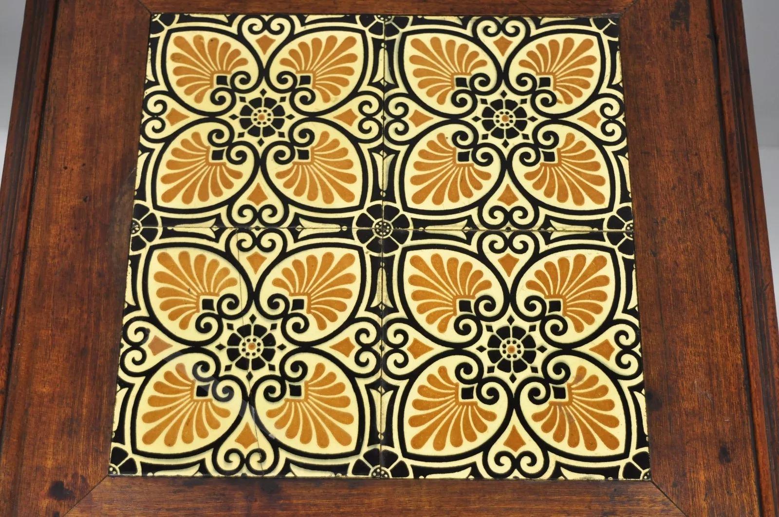 Inconnu Table d'appoint à piédestal en noyer avec plateau en tuiles, ancienne Eastlake Victorian Arts & Crafts en vente