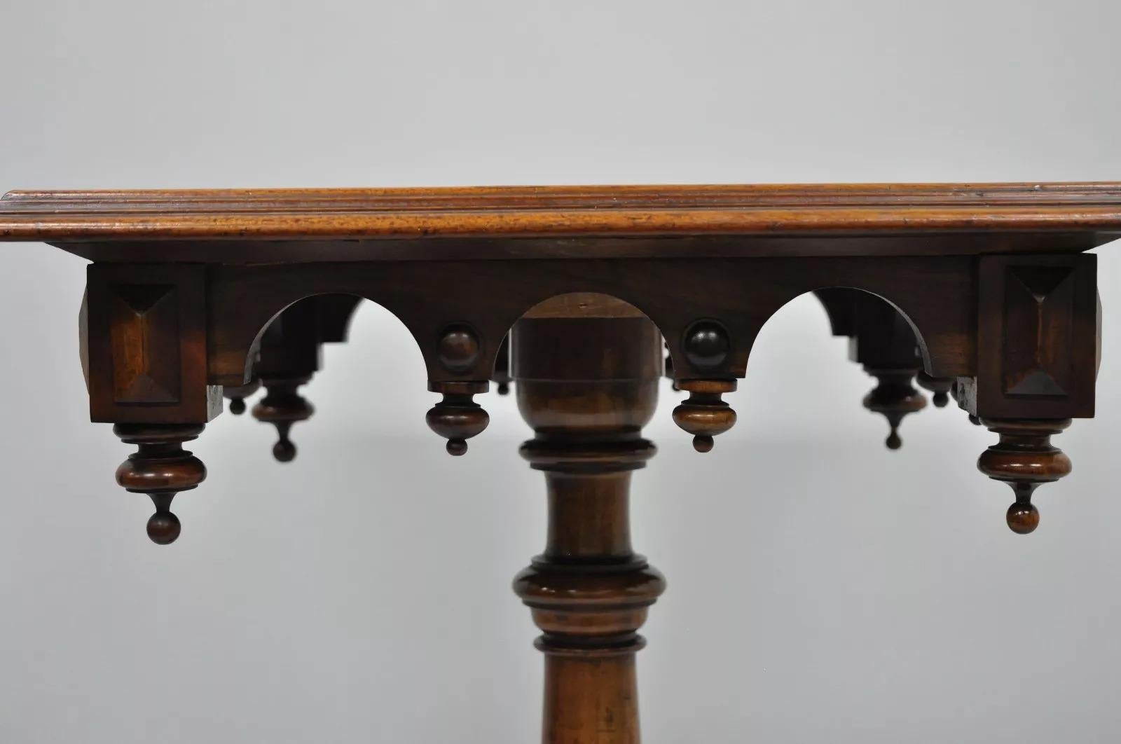 Table d'appoint à piédestal en noyer avec plateau en tuiles, ancienne Eastlake Victorian Arts & Crafts Bon état - En vente à Philadelphia, PA