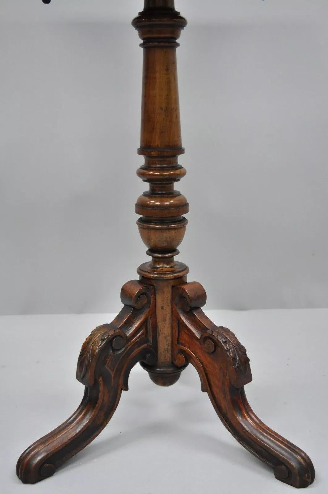 Noyer Table d'appoint à piédestal en noyer avec plateau en tuiles, ancienne Eastlake Victorian Arts & Crafts en vente