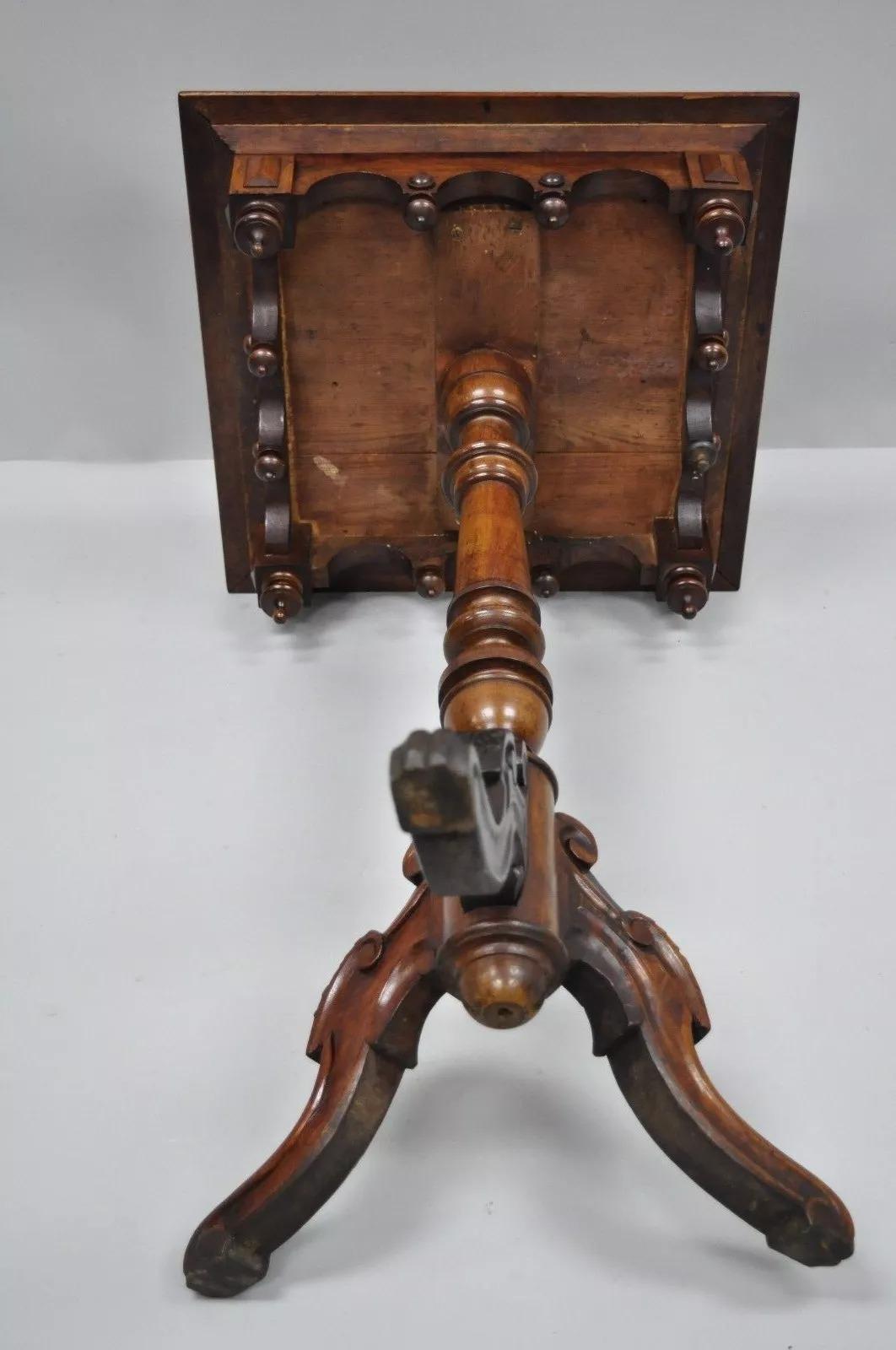 Table d'appoint à piédestal en noyer avec plateau en tuiles, ancienne Eastlake Victorian Arts & Crafts en vente 1