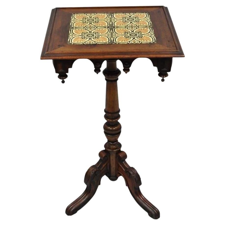 Table d'appoint à piédestal en noyer avec plateau en tuiles, ancienne Eastlake Victorian Arts & Crafts