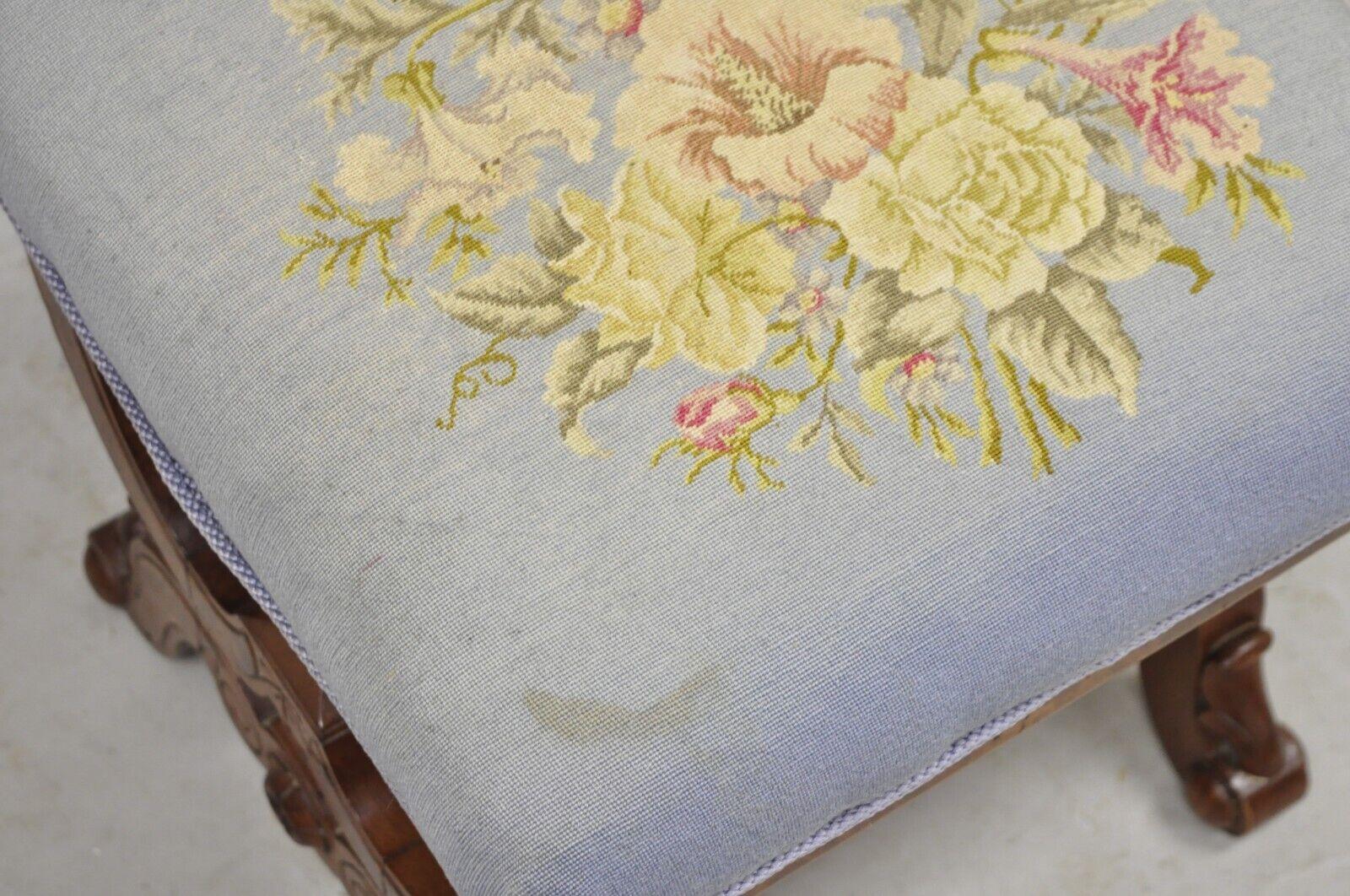Ancienne Eastlake victorienne en noyer ronce sculpté pouf Curule Ottoman en vente 1