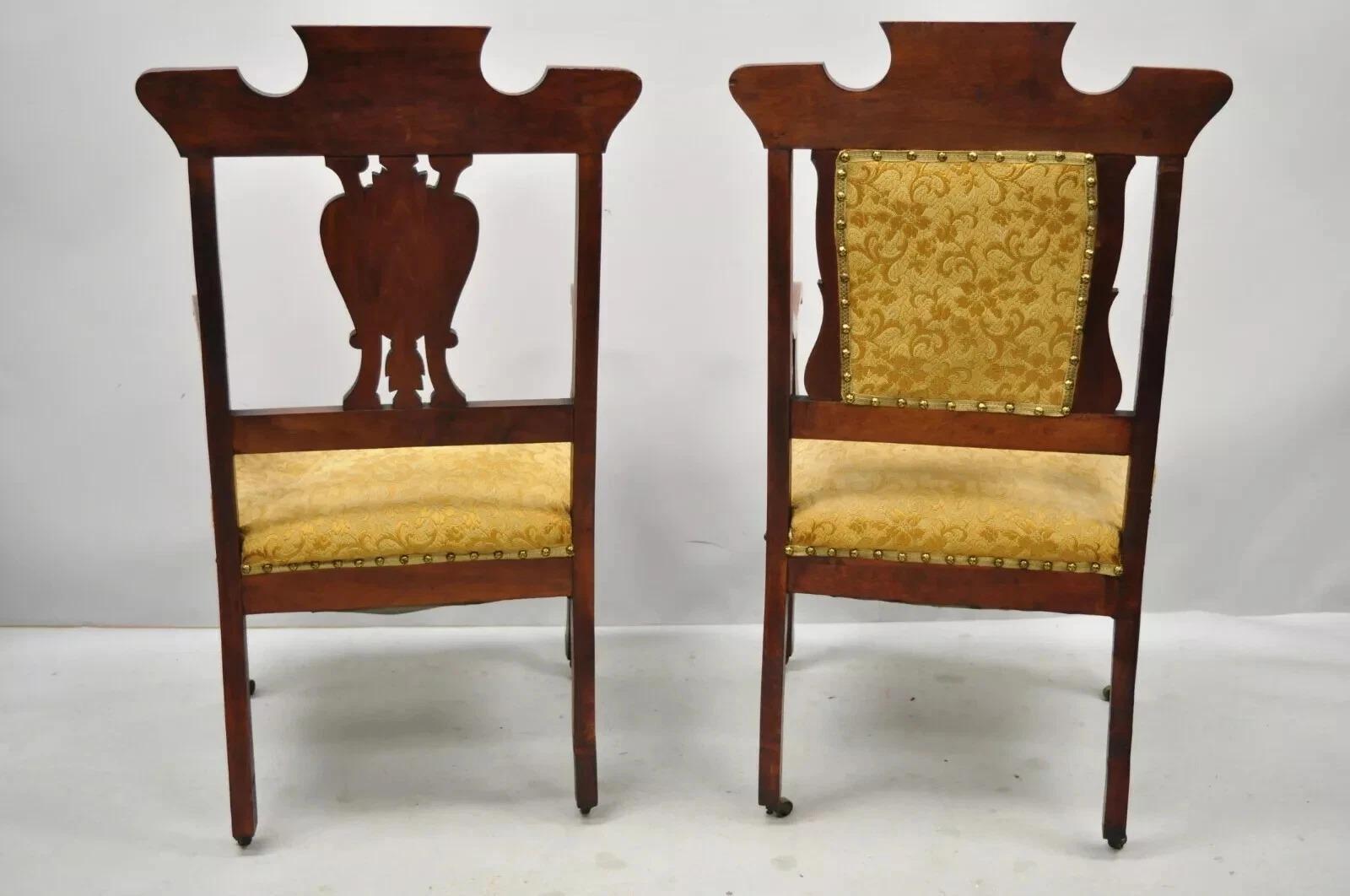 Ancienne paire de fauteuils de salon en acajou sculpté de l'époque victorienne d'Eastlake avec incrustations en vente 4