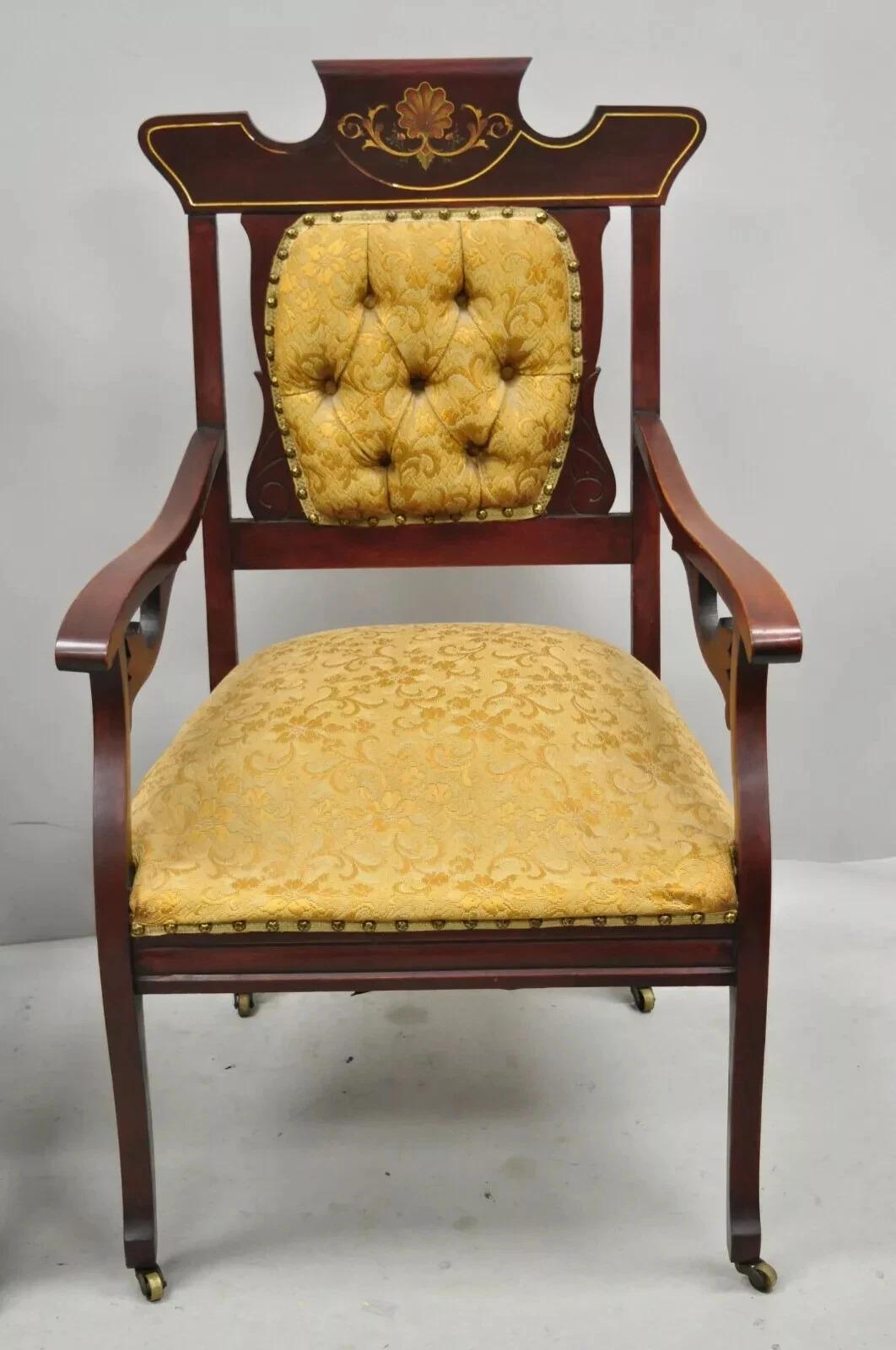 Ancienne paire de chaises de salon en acajou sculpté de style victorien Eastlake avec incrustation. Cet article est doté de roulettes en laiton, de styles complémentaires, d'une chaise à dossier rembourré et d'une chaise à dossier sculpté, d'un