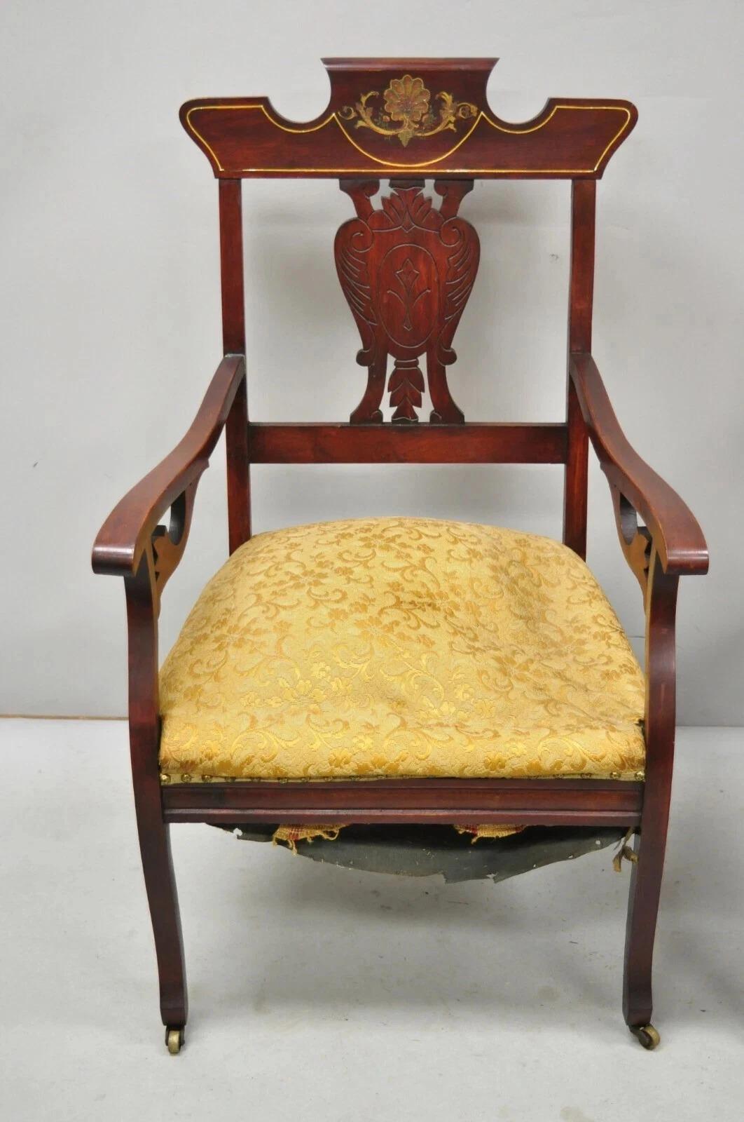 Ancienne paire de fauteuils de salon en acajou sculpté de l'époque victorienne d'Eastlake avec incrustations Bon état - En vente à Philadelphia, PA
