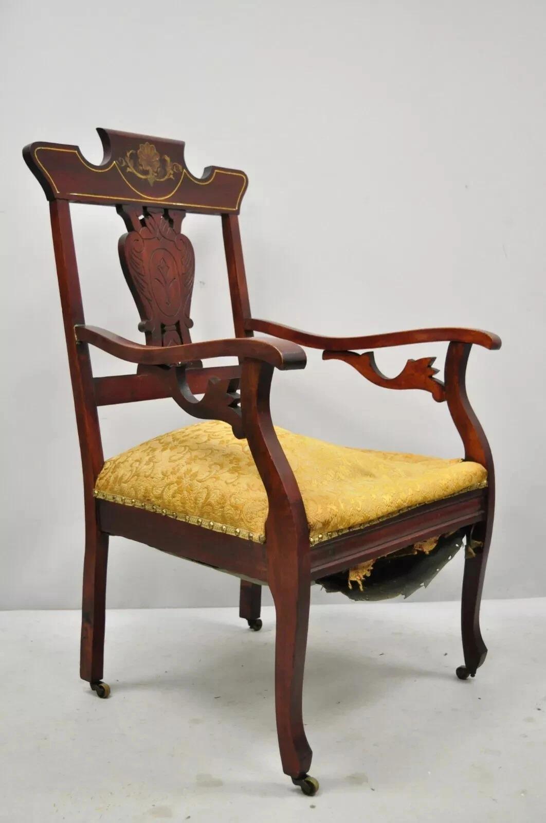 XIXe siècle Ancienne paire de fauteuils de salon en acajou sculpté de l'époque victorienne d'Eastlake avec incrustations en vente