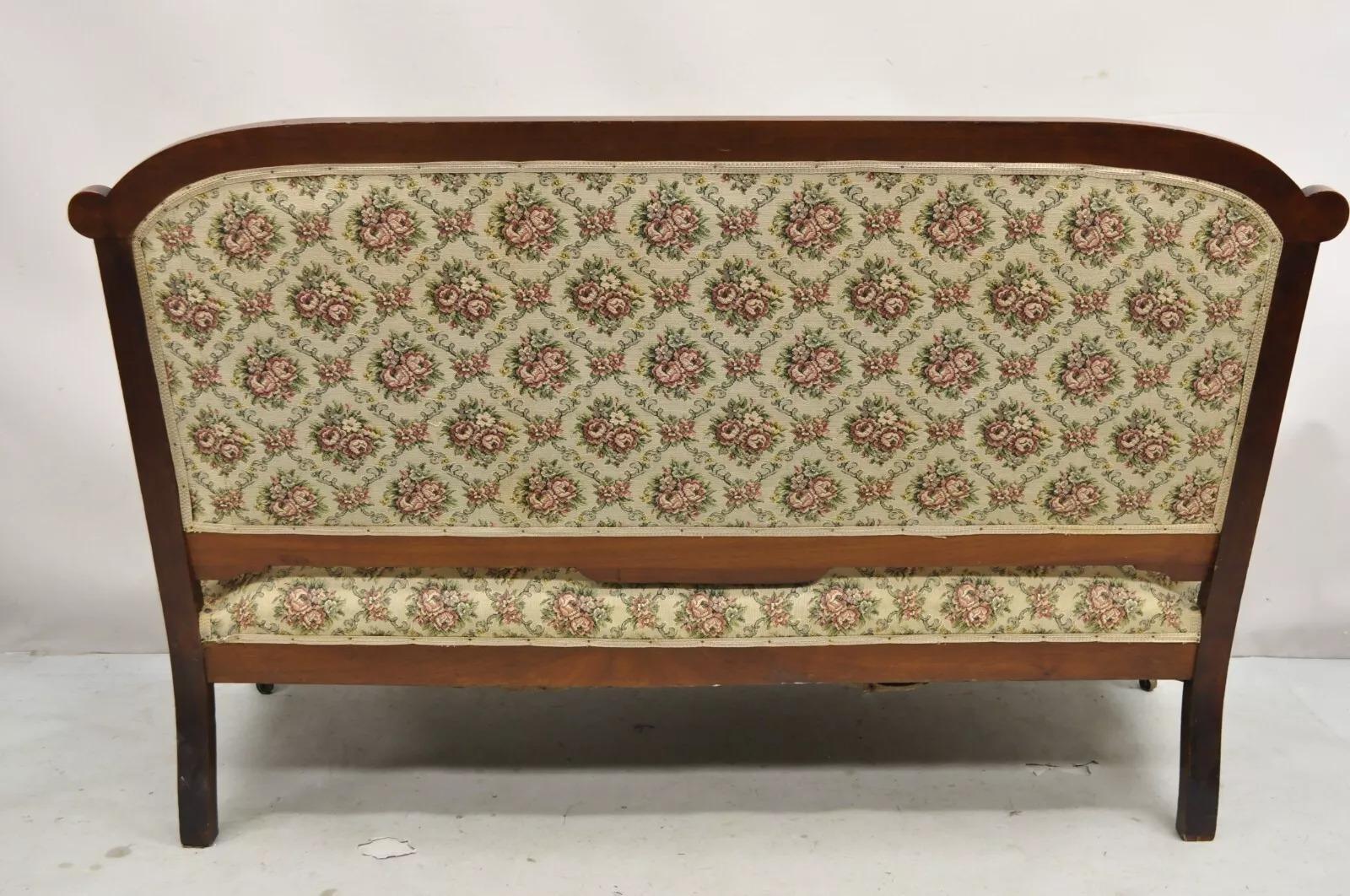 Antikes viktorianisches gepolstertes Eastlake-Sofa aus geschnitztem Nussbaumholz mit Blumenmuster und Loveseat im Angebot 3